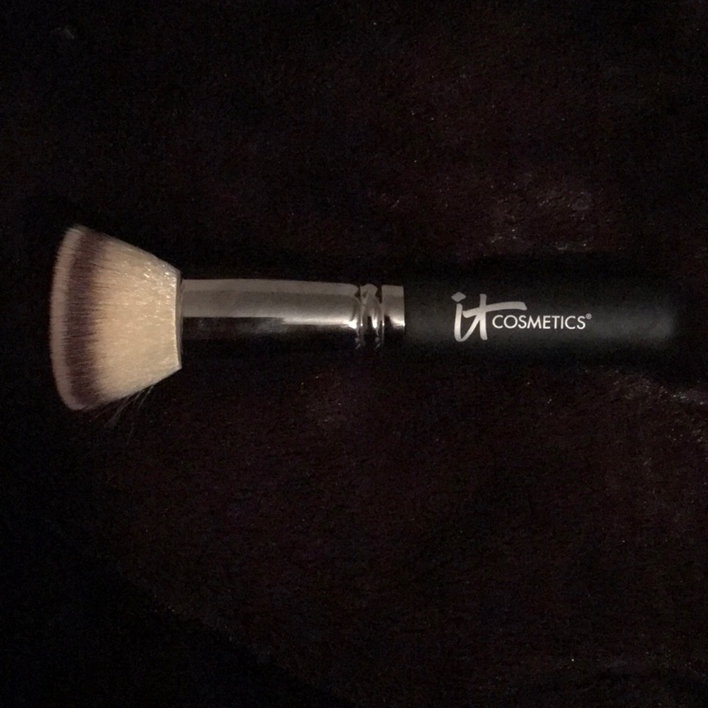IT Cosmetics Flat Top Buffing Foundation Brush - Picture 4 of 4
